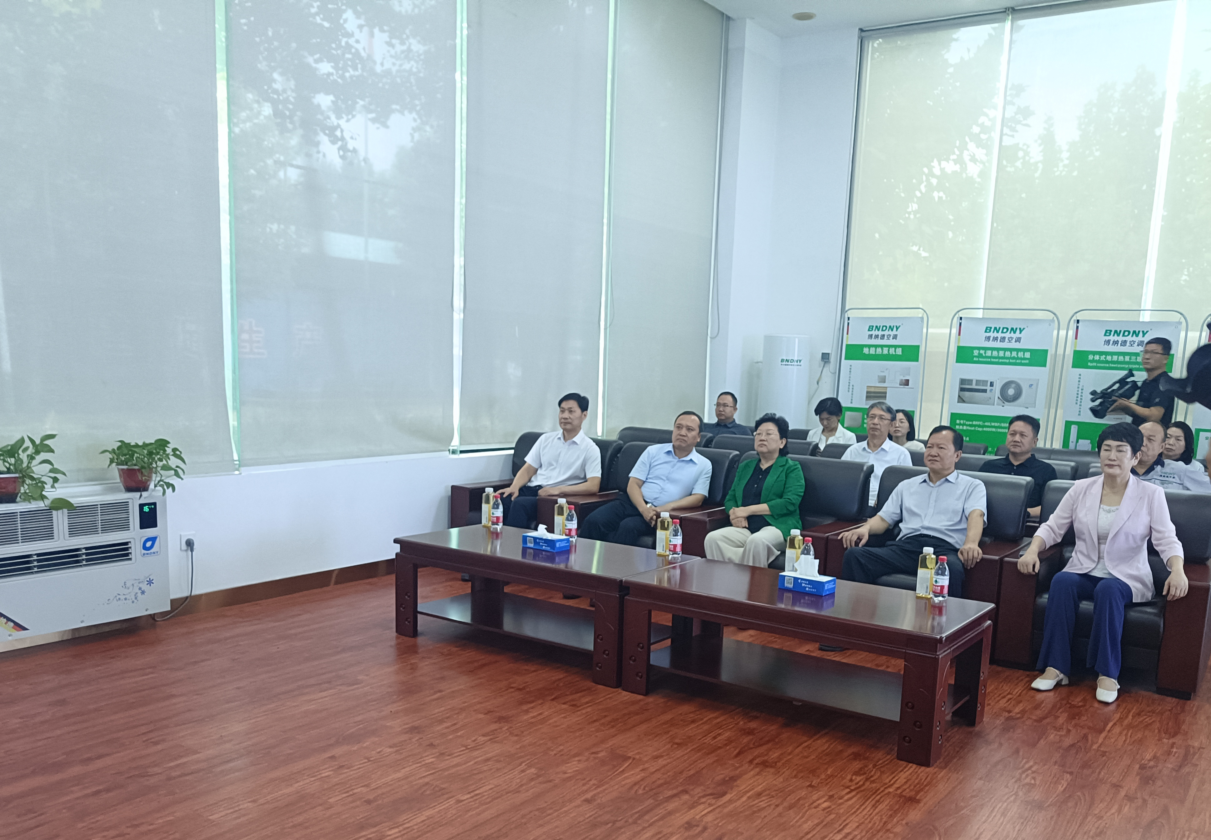 石家莊市人大常委會(huì)黨組副書(shū)記、副主任、 市總工會(huì)主席李志宏一行到博納德公司參觀(guān)調(diào)研